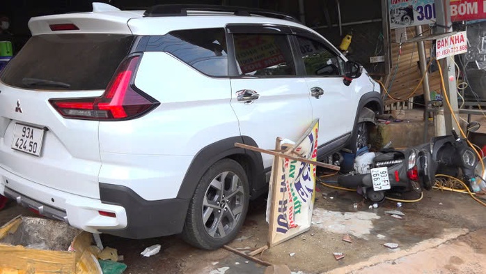 Ô tô 7 chỗ mất lái, lao thẳng vào tiệm rửa xe- Ảnh 1. Ô tô 7 chỗ mất lái, lao thẳng vào tiệm rửa xe- Ảnh 1.