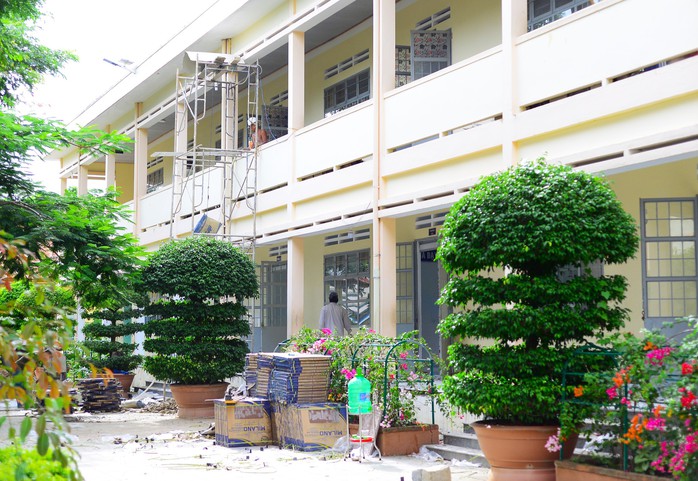 Công nhân thi công gói thầu sửa chữa khối phòng học của Trường THCS Thạnh Mỹ. (Ảnh chụp trước ngày khai giảng năm học mới) Công nhân thi công gói thầu sửa chữa khối phòng học của Trường THCS Thạnh Mỹ. (Ảnh chụp trước ngày khai giảng năm học mới)