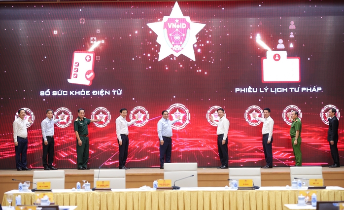 Thủ tướng Phạm Minh Chính cùng các đại biểu bấm nút triển khai sổ sức khỏe điện tử và cấp phiếu lý lịch tư pháp qua VNeID trên toàn quốcẢnh: Nhật Bắc Thủ tướng Phạm Minh Chính cùng các đại biểu bấm nút triển khai sổ sức khỏe điện tử và cấp phiếu lý lịch tư pháp qua VNeID trên toàn quốcẢnh: Nhật Bắc