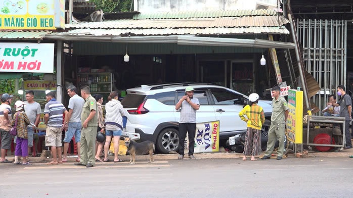 Ô tô 7 chỗ mất lái, lao thẳng vào tiệm rửa xe- Ảnh 2. Ô tô 7 chỗ mất lái, lao thẳng vào tiệm rửa xe- Ảnh 2.