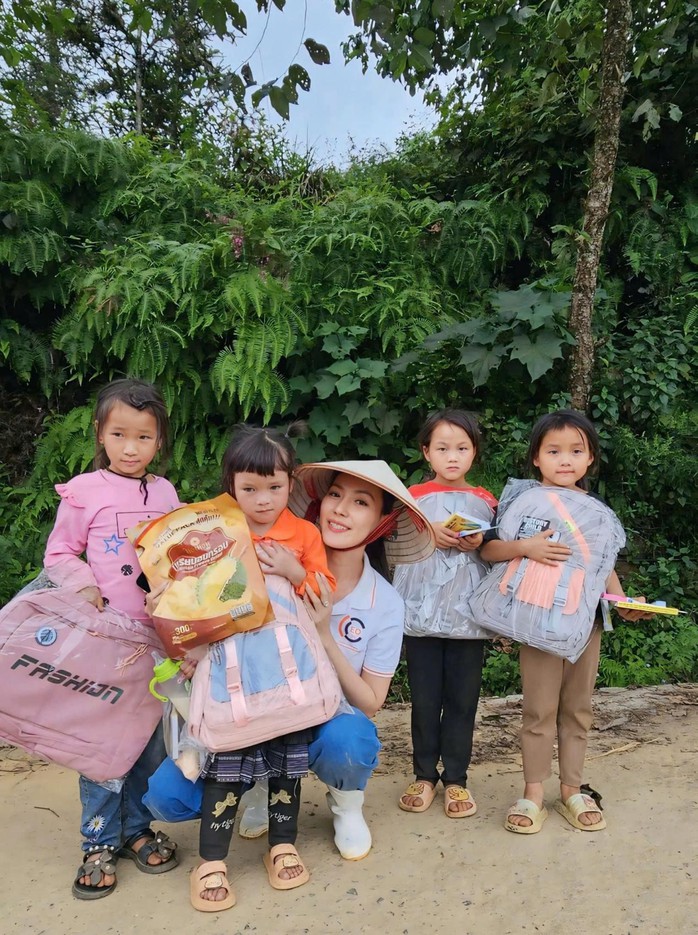 Chuyến đi tình nghĩa của hoa hậu nhân ái Nguyễn Ngọc Hiếu- Ảnh 2. Chuyến đi tình nghĩa của hoa hậu nhân ái Nguyễn Ngọc Hiếu- Ảnh 2.