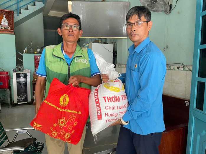 Ông Lê Tấn Lưu, Chủ tịch Nghiệp đoàn Xe ôm, xe công nghệ quận Bình Tân (bên phải) thăm hỏi đoàn viên Ông Lê Tấn Lưu, Chủ tịch Nghiệp đoàn Xe ôm, xe công nghệ quận Bình Tân (bên phải) thăm hỏi đoàn viên