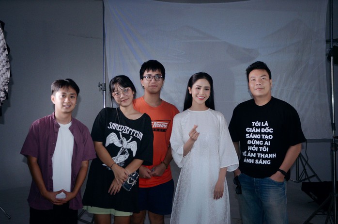 Mai vàng Hamlet Trương vẽ nàng thơ bằng nhạc bolero- Ảnh 2. Mai vàng Hamlet Trương vẽ nàng thơ bằng nhạc bolero- Ảnh 2.