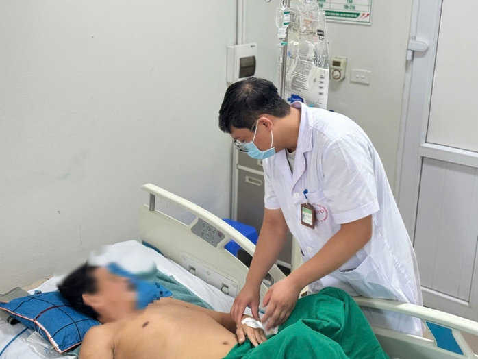 Gia đình 5 người cấp cứu cùng nhiễm một loại vi khuẩn- Ảnh 1.