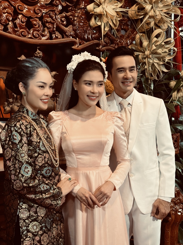 Dương Cẩm Lynh "trấn nước" Kim Tuyến, "đánh" Thúy Diễm sưng mặt trên phim trường- Ảnh 2. Dương Cẩm Lynh "trấn nước" Kim Tuyến, "đánh" Thúy Diễm sưng mặt trên phim trường- Ảnh 2.