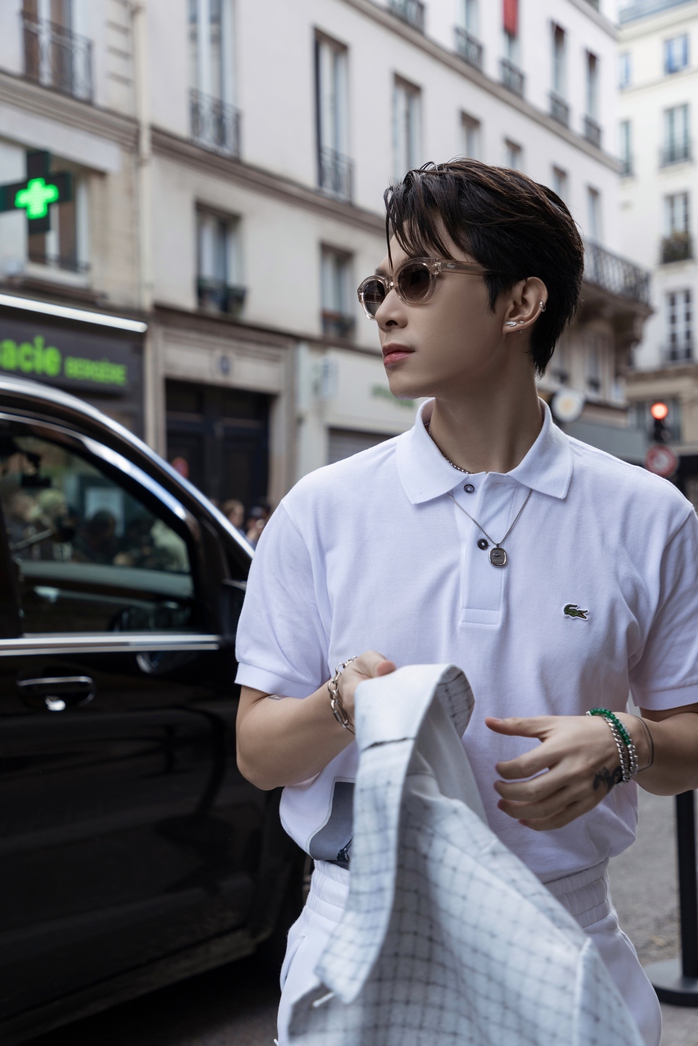 "Anh trai" Tú Tút tỏa sáng ở Paris- Ảnh 6. "Anh trai" Tú Tút tỏa sáng ở Paris- Ảnh 6.
