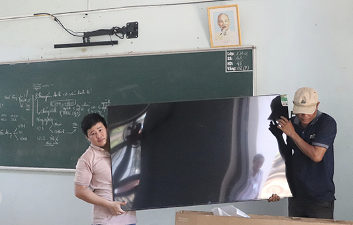 Huy động đóng góp sai quy định, một trường học phải tháo 5 tivi trả phụ huynh- Ảnh 1. Huy động đóng góp sai quy định, một trường học phải tháo 5 tivi trả phụ huynh- Ảnh 1.