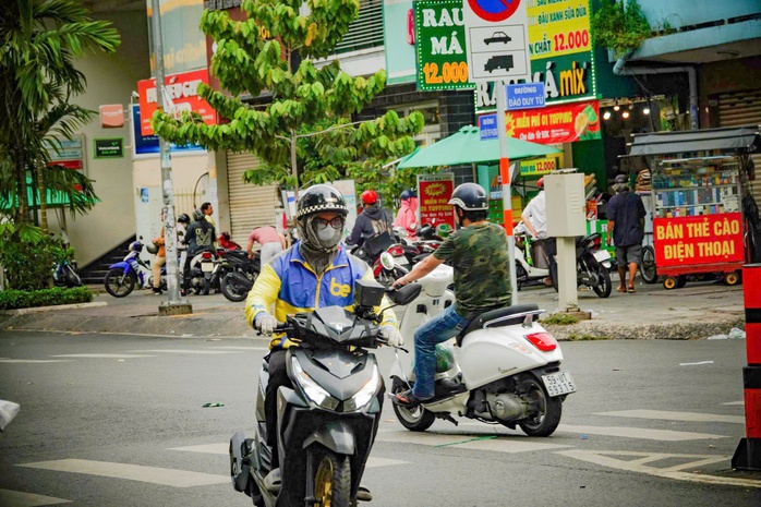 Cắm mặt ngoài đường cả ngày, tài xế xe công nghệ lo tương lai mờ mịt- Ảnh 2. Cắm mặt ngoài đường cả ngày, tài xế xe công nghệ lo tương lai mờ mịt- Ảnh 2.