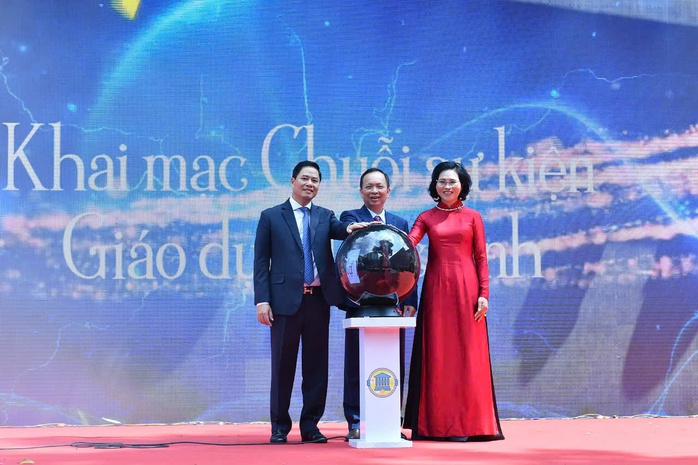 Sinh viên hào hứng với "Đồng tiền thông thái"- Ảnh 1. Sinh viên hào hứng với "Đồng tiền thông thái"- Ảnh 1.