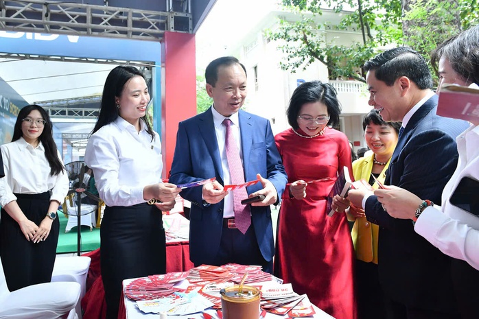 Sinh viên hào hứng với "Đồng tiền thông thái"- Ảnh 4. Sinh viên hào hứng với "Đồng tiền thông thái"- Ảnh 4.