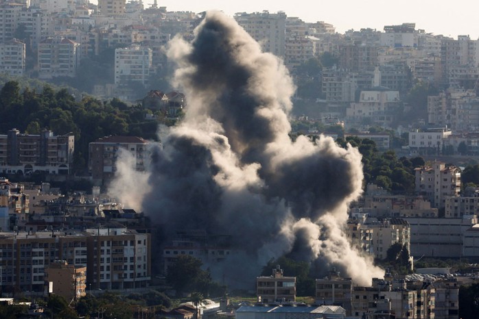 Khói bốc lên ở vùng ngoại ô phía Nam Beirut - Lebanon sau cuộc không kích của Israel hôm 19-10. Ảnh: REUTERS Khói bốc lên ở vùng ngoại ô phía Nam Beirut - Lebanon sau cuộc không kích của Israel hôm 19-10. Ảnh: REUTERS
