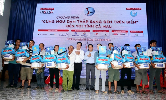 Chương trình "Cùng ngư dân thắp sáng đèn trên biển" đến với Cà Mau- Ảnh 1. Chương trình "Cùng ngư dân thắp sáng đèn trên biển" đến với Cà Mau- Ảnh 1.