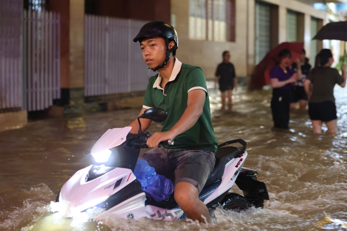 VIDEO: Bến Ninh Kiều ngập sâu vì nước lũ và triều cường- Ảnh 9. VIDEO: Bến Ninh Kiều ngập sâu vì nước lũ và triều cường- Ảnh 9.