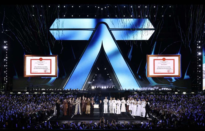 DatVietVAC nhận bằng khen của Bộ VHTT và DL tại Đêm 2 "Anh trai say hi" Concert 2024- Ảnh 2. DatVietVAC nhận bằng khen của Bộ VHTT và DL tại Đêm 2 "Anh trai say hi" Concert 2024- Ảnh 2.