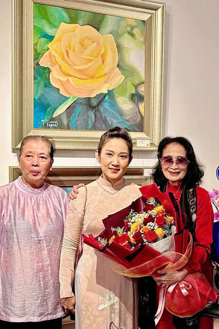 NSND Trà Giang tạo sức hút qua cuộc triển lãm "Quê hương"- Ảnh 1. NSND Trà Giang tạo sức hút qua cuộc triển lãm "Quê hương"- Ảnh 1.