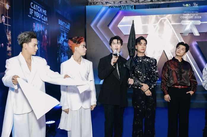 DatVietVAC nhận bằng khen của Bộ VHTT và DL tại Đêm 2 "Anh trai say hi" Concert 2024- Ảnh 4. DatVietVAC nhận bằng khen của Bộ VHTT và DL tại Đêm 2 "Anh trai say hi" Concert 2024- Ảnh 4.