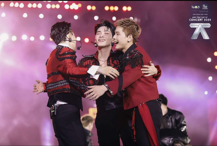 DatVietVAC nhận bằng khen của Bộ VHTT và DL tại Đêm 2 "Anh trai say hi" Concert 2024- Ảnh 7. DatVietVAC nhận bằng khen của Bộ VHTT và DL tại Đêm 2 "Anh trai say hi" Concert 2024- Ảnh 7.