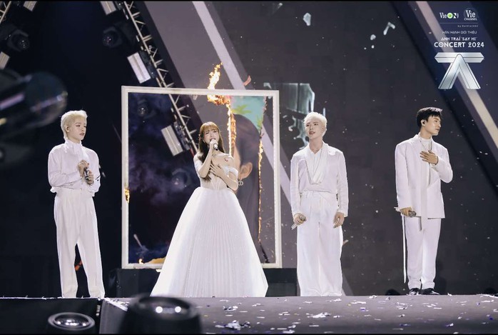 DatVietVAC nhận bằng khen của Bộ VHTT và DL tại Đêm 2 "Anh trai say hi" Concert 2024- Ảnh 5. DatVietVAC nhận bằng khen của Bộ VHTT và DL tại Đêm 2 "Anh trai say hi" Concert 2024- Ảnh 5.