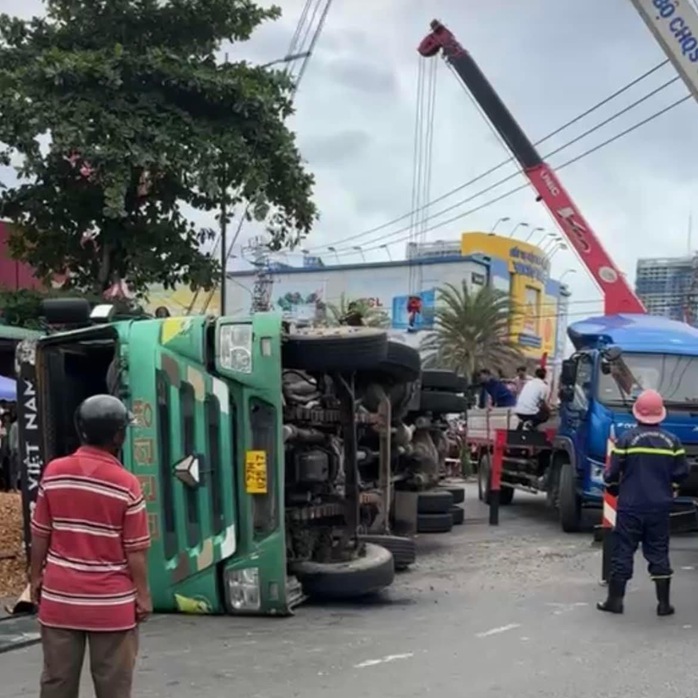 Vụ xe lật đè chết 3 người: Kiểm tra ma tuý, nồng độ cồn với tài xế- Ảnh 1. Vụ xe lật đè chết 3 người: Kiểm tra ma tuý, nồng độ cồn với tài xế- Ảnh 1.