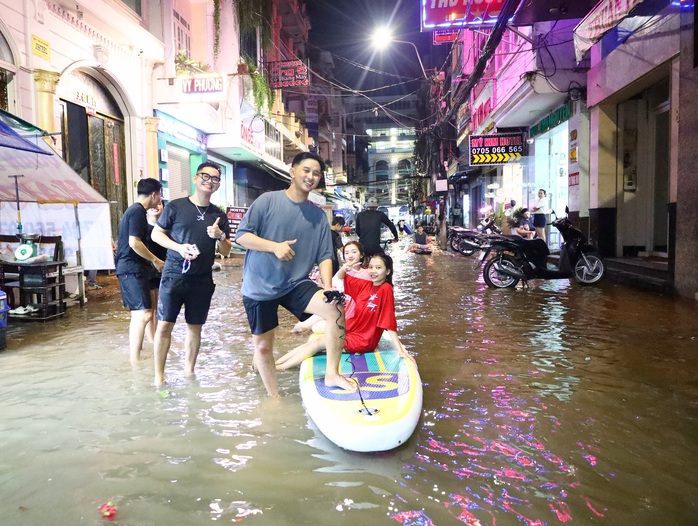 VIDEO: Bến Ninh Kiều ngập sâu vì nước lũ và triều cường- Ảnh 18. VIDEO: Bến Ninh Kiều ngập sâu vì nước lũ và triều cường- Ảnh 18.