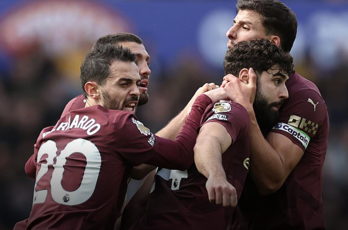 Hai hậu vệ lập công, Man City giành 3 điểm tranh cãi- Ảnh 4. Hai hậu vệ lập công, Man City giành 3 điểm tranh cãi- Ảnh 4.