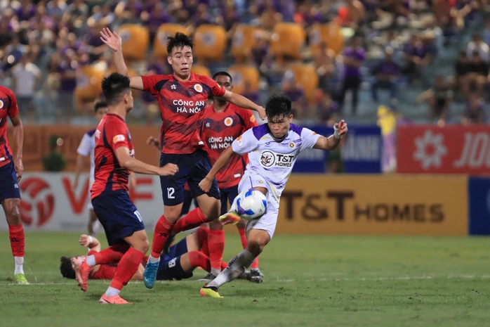 Kịch tính cuộc đua tốp đầu V-League- Ảnh 1. Kịch tính cuộc đua tốp đầu V-League- Ảnh 1.