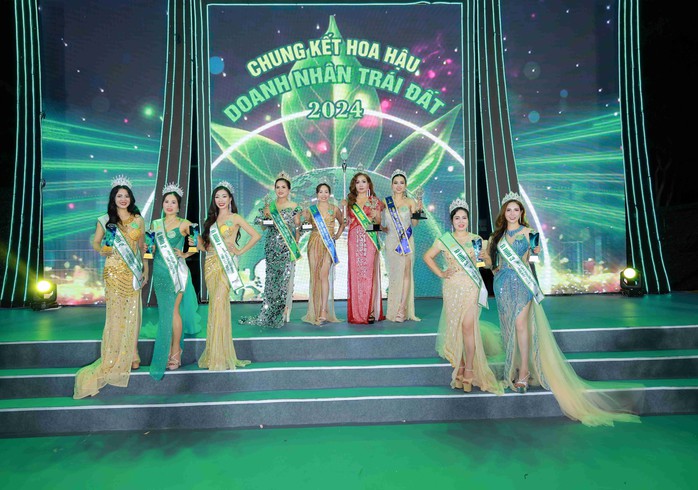 Doanh nhân Hà Nội đoạt vương miện hoa hậu
- Ảnh 3. Doanh nhân Hà Nội đoạt vương miện hoa hậu
- Ảnh 3.