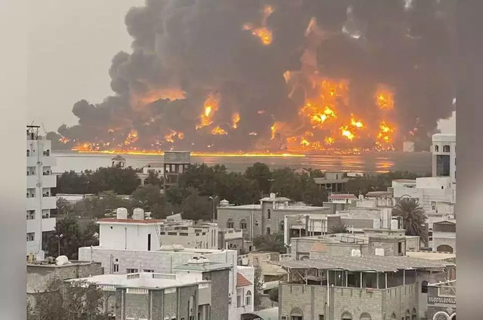 Israel không kích cảng Al-Hudaydah, một cảng lớn do Houthi kiểm soát ở miền Tây Yemen hồi tháng 7-2024. Ảnh: Arab Networks Israel không kích cảng Al-Hudaydah, một cảng lớn do Houthi kiểm soát ở miền Tây Yemen hồi tháng 7-2024. Ảnh: Arab Networks