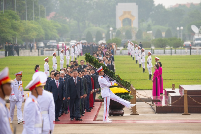 Lãnh đạo Đảng, Nhà nước và các đại biểu Quốc hội vào Lăng viếng Chủ tịch Hồ Chí Minh- Ảnh 1. Lãnh đạo Đảng, Nhà nước và các đại biểu Quốc hội vào Lăng viếng Chủ tịch Hồ Chí Minh- Ảnh 1.