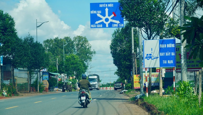 Cách hiện trường vụ tai nạn khiến 2 người tử vong chỉ khoảng 20 m, lực lượng chức năng đã đặt biển báo đoạn đường thường xuyên xảy ra tai nạn Cách hiện trường vụ tai nạn khiến 2 người tử vong chỉ khoảng 20 m, lực lượng chức năng đã đặt biển báo đoạn đường thường xuyên xảy ra tai nạn