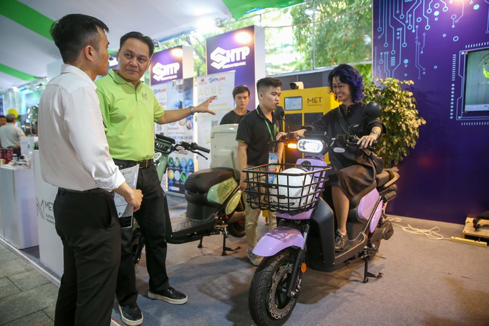 Xe điện được giới thiệu tại không gian giới thiệu sản phẩm, dịch vụ tăng trưởng xanh TP HCM lần thứ hai năm 2024 Ảnh: HOÀNG TRIỀU Xe điện được giới thiệu tại không gian giới thiệu sản phẩm, dịch vụ tăng trưởng xanh TP HCM lần thứ hai năm 2024 Ảnh: HOÀNG TRIỀU