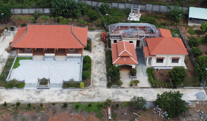 “Biệt phủ” sai phép tại Khu phố Suối Cam, phường Tiến Thành, TP Đồng XoàiẢnh: SỸ HƯNG “Biệt phủ” sai phép tại Khu phố Suối Cam, phường Tiến Thành, TP Đồng XoàiẢnh: SỸ HƯNG