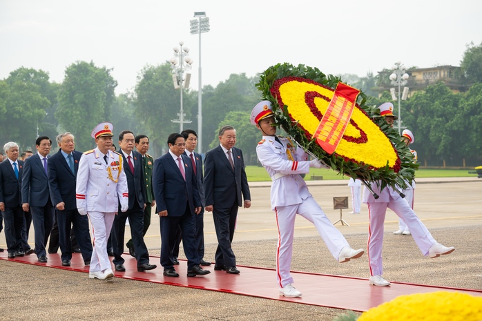 Lãnh đạo Đảng, Nhà nước và các đại biểu Quốc hội vào Lăng viếng Chủ tịch Hồ Chí Minh- Ảnh 2. Lãnh đạo Đảng, Nhà nước và các đại biểu Quốc hội vào Lăng viếng Chủ tịch Hồ Chí Minh- Ảnh 2.