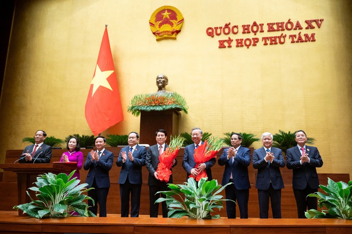 Lãnh đạo Đảng, Nhà nước tặng hoa tân Chủ tịch nước Lương Cường và người tiền nhiệm - Tổng Bí thư Tô LâmẢnh: Hồ Long Lãnh đạo Đảng, Nhà nước tặng hoa tân Chủ tịch nước Lương Cường và người tiền nhiệm - Tổng Bí thư Tô LâmẢnh: Hồ Long
