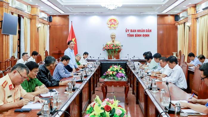 Chủ tịch tỉnh Bình Định chủ trì cuộc họp xử lý vụ lật xe đè chết 3 người- Ảnh 1. Chủ tịch tỉnh Bình Định chủ trì cuộc họp xử lý vụ lật xe đè chết 3 người- Ảnh 1.