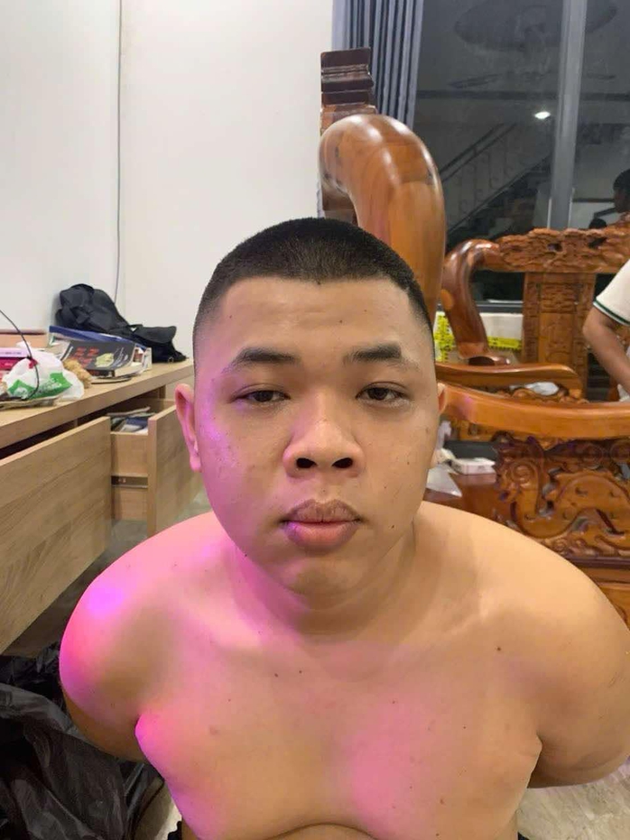 Công an bắt người mang lệnh truy nã Ngô Trọng Ân trong biệt thự- Ảnh 1. Công an bắt người mang lệnh truy nã Ngô Trọng Ân trong biệt thự- Ảnh 1.