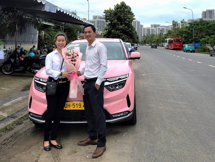 Chị Nguyễn Thị Bích Phượng bên cạnh chiếc Xanh SM Luxury hồng "độc bản" tại TP HCM Chị Nguyễn Thị Bích Phượng bên cạnh chiếc Xanh SM Luxury hồng "độc bản" tại TP HCM