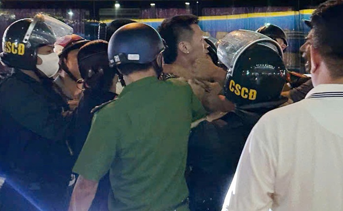 Nam thanh niên lăng mạ cảnh sát- Ảnh 1.