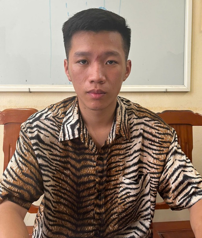 Nam thanh niên lăng mạ cảnh sát- Ảnh 2. Nam thanh niên lăng mạ cảnh sát- Ảnh 2.