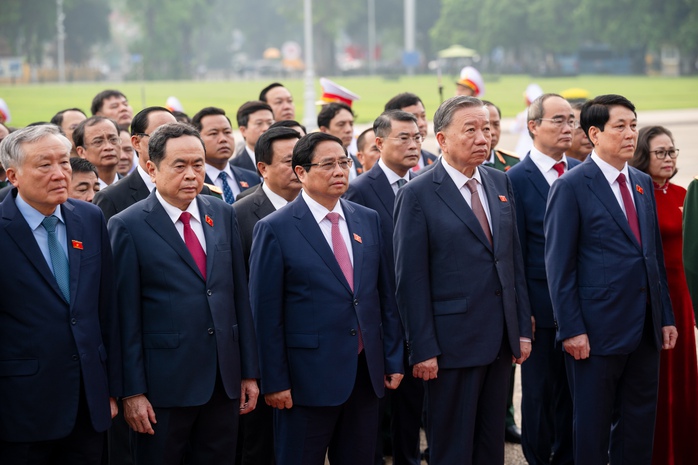 Lãnh đạo Đảng, Nhà nước và các đại biểu Quốc hội vào Lăng viếng Chủ tịch Hồ Chí Minh- Ảnh 3. Lãnh đạo Đảng, Nhà nước và các đại biểu Quốc hội vào Lăng viếng Chủ tịch Hồ Chí Minh- Ảnh 3.