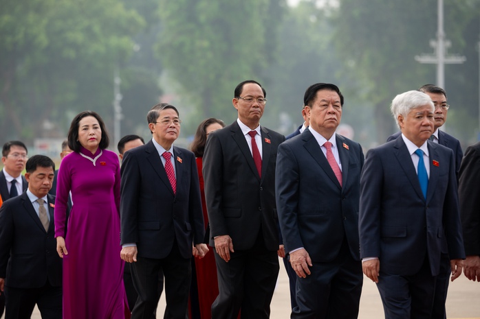 Lãnh đạo Đảng, Nhà nước và các đại biểu Quốc hội vào Lăng viếng Chủ tịch Hồ Chí Minh- Ảnh 4. Lãnh đạo Đảng, Nhà nước và các đại biểu Quốc hội vào Lăng viếng Chủ tịch Hồ Chí Minh- Ảnh 4.
