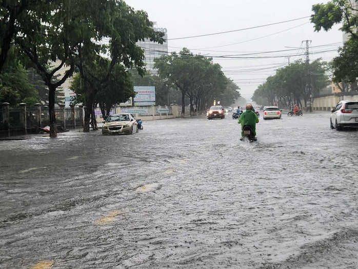 TP Đồng Hới và TP Tam Kỳ ngập nặng do mưa lớn kéo dài- Ảnh 22. TP Đồng Hới và TP Tam Kỳ ngập nặng do mưa lớn kéo dài- Ảnh 22.