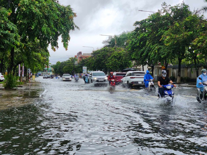 TP Đồng Hới và TP Tam Kỳ ngập nặng do mưa lớn kéo dài- Ảnh 9. TP Đồng Hới và TP Tam Kỳ ngập nặng do mưa lớn kéo dài- Ảnh 9.