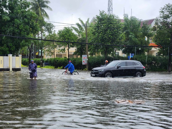TP Đồng Hới và TP Tam Kỳ ngập nặng do mưa lớn kéo dài- Ảnh 10. TP Đồng Hới và TP Tam Kỳ ngập nặng do mưa lớn kéo dài- Ảnh 10.