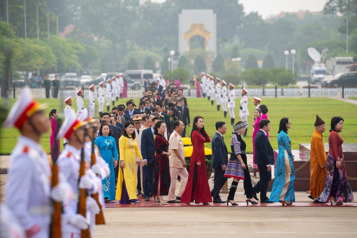 Lãnh đạo Đảng, Nhà nước và các đại biểu Quốc hội vào Lăng viếng Chủ tịch Hồ Chí Minh- Ảnh 5. Lãnh đạo Đảng, Nhà nước và các đại biểu Quốc hội vào Lăng viếng Chủ tịch Hồ Chí Minh- Ảnh 5.
