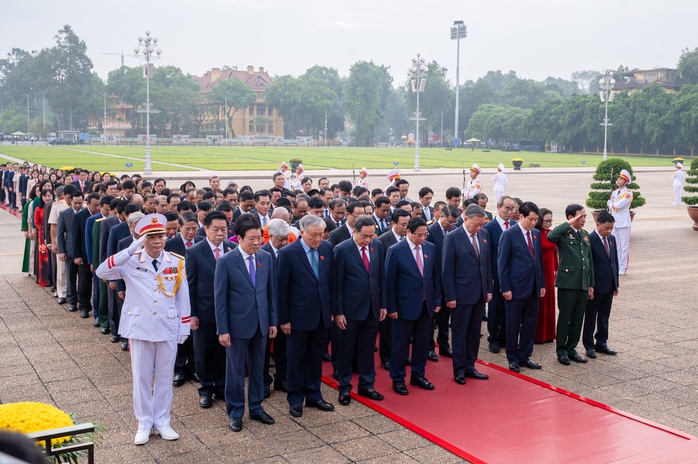 Lãnh đạo Đảng, Nhà nước và các đại biểu Quốc hội vào Lăng viếng Chủ tịch Hồ Chí Minh- Ảnh 6. Lãnh đạo Đảng, Nhà nước và các đại biểu Quốc hội vào Lăng viếng Chủ tịch Hồ Chí Minh- Ảnh 6.