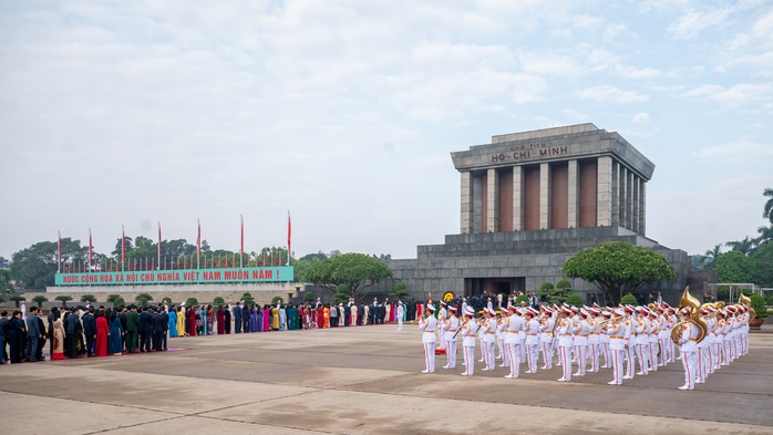 Lãnh đạo Đảng, Nhà nước và các đại biểu Quốc hội vào Lăng viếng Chủ tịch Hồ Chí Minh- Ảnh 7. Lãnh đạo Đảng, Nhà nước và các đại biểu Quốc hội vào Lăng viếng Chủ tịch Hồ Chí Minh- Ảnh 7.