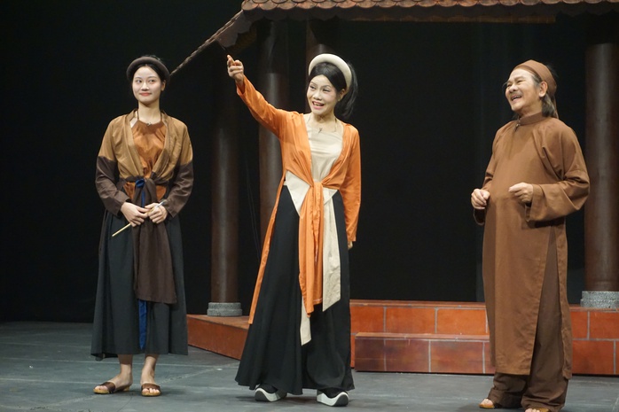Ra mắt vở kịch thơ "Nữ sĩ Hồ Xuân Hương"- Ảnh 1. Ra mắt vở kịch thơ "Nữ sĩ Hồ Xuân Hương"- Ảnh 1.