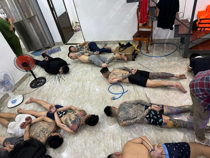 Công an bắt người mang lệnh truy nã Ngô Trọng Ân trong biệt thự- Ảnh 2. Công an bắt người mang lệnh truy nã Ngô Trọng Ân trong biệt thự- Ảnh 2.