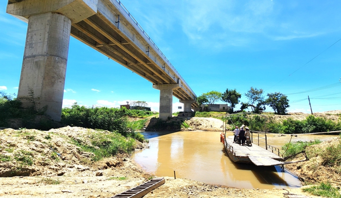 Cầu vượt sông Krông Bông thiếu đường dẫn, người dân hằng ngày phải đi đò qua sông Ảnh: CAO NGUYÊN Cầu vượt sông Krông Bông thiếu đường dẫn, người dân hằng ngày phải đi đò qua sông Ảnh: CAO NGUYÊN